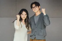 Foto Baca Naskah Bareng, Ji Chang Wook Ganteng Berkacamata - Kim Ji Won Berambut Kriting