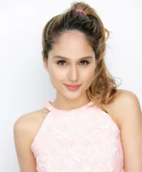 FOTO Badan Langsing, Pose Jungkir Balik Cinta Laura Saat Olahraga