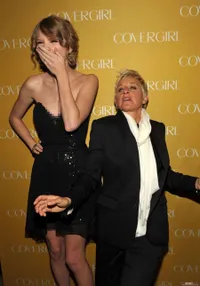 FOTO: Badan Terlalu Tinggi, Taylor Swift Bikin Mereka Bak Kurcaci