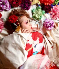 FOTO Bagai Boneka, Evelyn Tampil Feminin Pakai Kimono Warna Merah