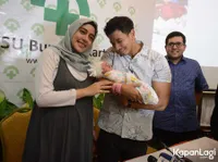 Foto Bahagia Fairuz A Rafiq & Sonny Septian Sambut Anak Pertama