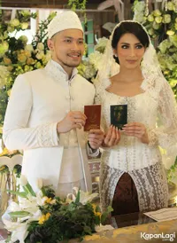 FOTO: Bahagia Menikah, Tyas Mirasih Langsung Mesra Manja ke Suami