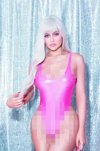 FOTO Bak Boneka Barbie, Pose Seksi Kylie Jenner Bikin Gagal Fokus