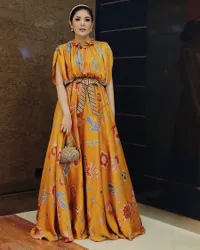 FOTO: Bak Princess, Cantiknya Nindy Memakai Gaun Batik Pekalongan