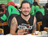 FOTO: Bantu Pemulung, Ini Cara Zack Lee Ajari Anak Peduli Sosial