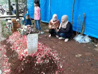 FOTO: Banyak Fans Datang dan Berfoto di Samping Makam Julia Perez