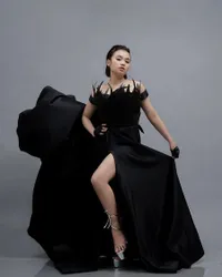 Foto Bareng Kucing, Intip Photoshoot Unik Aulia DA - Tampil Elegan Pakai Gaun Hitam Belahan Tinggi 