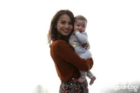 FOTO Bawa Anak ke Tanah Air, Begini Pose Lucu Acha & Baby Bridgia