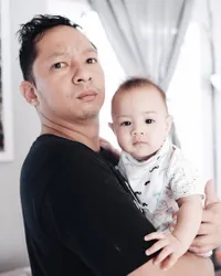 FOTO: Bayi Sadar Kamera, Bjorka Anak Ringgo Makin Ganteng & Lucu!