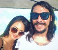 FOTO: Beda 10 Tahun, Intip Potret Mesra Aurelie Moeremans - Ello