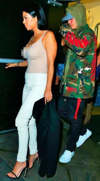 FOTO: Beda 12 Tahun, Kourtney Kardashian Party Bareng Daun Muda