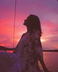 FOTO: Begini Style Kece Tengku Dewi Nikmati Indahnya Pantai