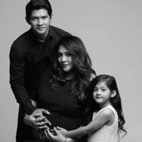 FOTO: Beginilah Maternity Photo Audy Item, Serba Black and White!