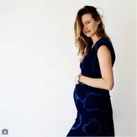 FOTO: Behati Prinsloo Hamil, Perut Adam Levine Jadi Ikutan Buncit