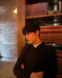 Foto Behind The Scene Cha Eun Woo Sebagai Pendeta di Drama 'ISLAND', Bikin Fans Ingin 'Setannya' Dikeluarkan Sampai Pengakuan Dosa