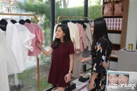 FOTO: Belanja Bareng, Ini Pilihan Busana Cut Syifa & Syifa Hadju 