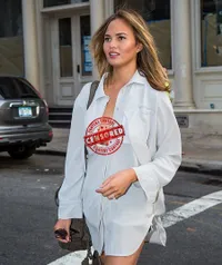 FOTO: Bencana Fashion Chrissy Teigen, Nip Slip - Pamer Area Intim