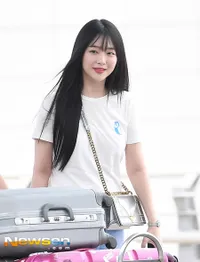 FOTO: Berangkat ke German, Pipi Chubby Sulli Bikin Makin Cute