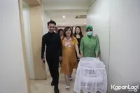 FOTO: Berbahagia, Cherly Juno & Suami Kenalkan Anak ke Awak Media