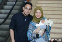 FOTO Berbahagia, Poppy Bunga Kenalkan Anak Keduanya ke Awak Media