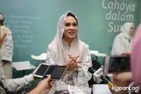 FOTO: Berbuat Baik, Andien Kunjungi Panti Jompo di Bulan Ramadan!