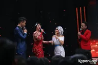 FOTO: Berdamai, Julia Perez - Dewi Perssik Bercanda di Atas Stage