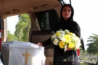 FOTO Berduka, Tangis Natalie Sarah Mengantar Kepergian Sang Bunda