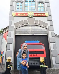 FOTO: Berhijab Cantik, Intan Nuraini ke Legoland Bareng Keluarga
