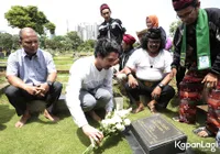 FOTO Berkunjung ke Makam Benyamin, Reza Rahadian Naik Ojek Online