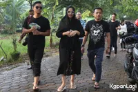 FOTO Bersama Keluarga, Ashanty Hadir di Pemakaman Ayah Millendaru