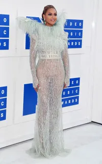 FOTO: Best Dress di MTV VMA 2016, Parade Gaun Seksi Transparan!
