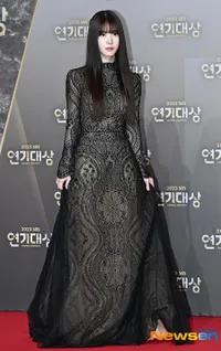 Foto Best Dressed di Red Carpet SBS Drama Awards 2023, Dominasi Hitam Ungkapan Duka Cita Buat Lee Sun Kyun