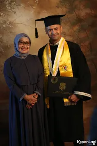 FOTO: Bikin Dokumenter Si Pitung, Mike Lucock Dapat Gelar Sarjana