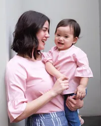 FOTO: Bikin Gemas! Ketika Alice Norin & Baby Alita Kembaran Baju