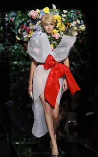 FOTO: Bikin Pangling, Gigi - Bella Hadid Nyaris Tak Bisa Dikenali