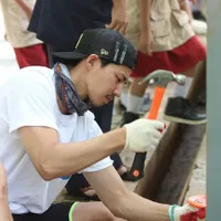 FOTO: Bikin Selokan & Pagar, Misi Sosial Song Jae Rim di Jakarta