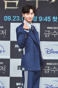 Foto Bintang Drama 'THE GOLDEN SPOON' di Preskon, Tampil Rapi dan Visualnya Gak Main-Main