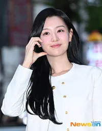 Foto Bintang 'QUEEN OF TEARS' di Acara Wrap Up Party, Pose Cute di Depan Kamera - Bibi Beom Ja Tampil Swag
