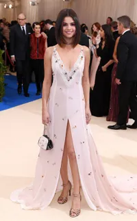 FOTO Braless - Pamer Kaki Jenjang, Gaun Terseksi di Met Gala 2017