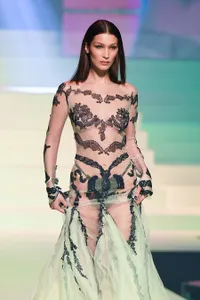 FOTO: Braless di Catwalk Paris Fashion Week, Bella & Gigi Hadid Kompak Pakai Baju Transparan