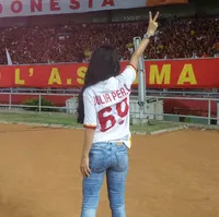 [FOTO] Bukan Gaston, Jupe Ketahuan Selfie Bareng Dua Bule Baru!