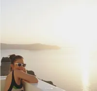 Foto Bulan Madu Momo Geisha, Nikmati Indahnya Sunset di Santorini