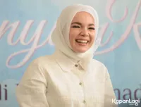 FOTO Bulan Ramadan, Dewi Sandra Ingin Salat Tarawih Sampai Tuntas
