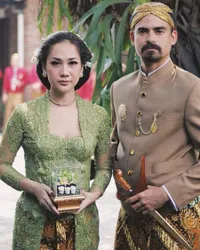 FOTO: Bunga Citra Lestari Anggun Berkebaya di Pernikahan Adik