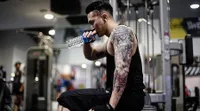 FOTO Busana Serba Hitam, Begini Penampilan Kece Demian Pamer Tato