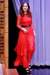 FOTO: Cantik & Stylish, Deretan Fashion Terbaik Dakota Johnson
