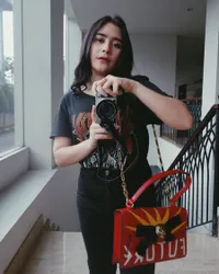 FOTO: Cantik & Stylish! Saat Prilly Latuconsina Pose OOTD di IG