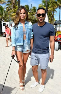 FOTO: Cantik & Stylish, Street Style Keren Hot Mom Chrissy Teigen