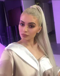 FOTO: Cantik! Bosan Blonde, Kylie Jenner Kembali Berambut Hitam