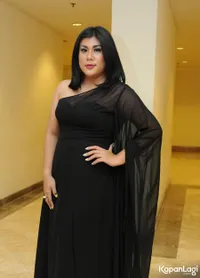 FOTO: Cantik Dengan Gaun Hitam, Regina Siap Goyang Tahun Baru
